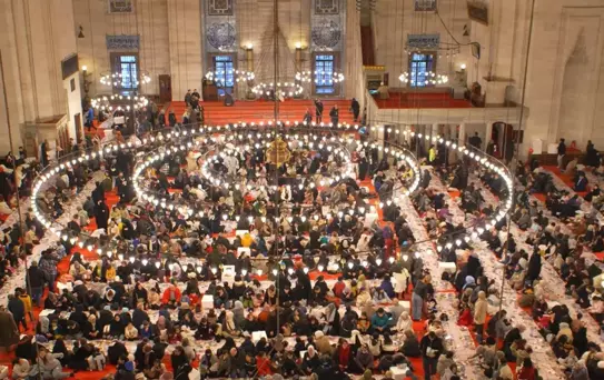 Süleymaniye'de 3 bin çocuk aynı sofrada iftar açtı