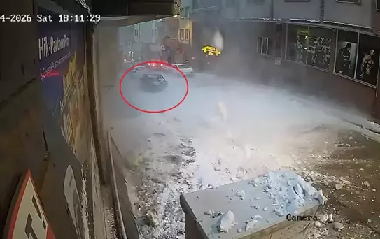 Erzurum'da Çatıdan Düşen Kar Araca Zarar Verdi