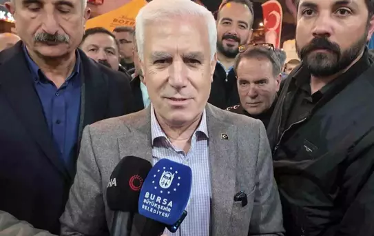 Başkan Bozbey sahurda vatandaşlarla buluştu, tarihi fırınlarda tahinli pide ve simit dağıttı