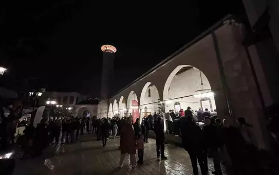 Kadir Gecesi'nde Habibi Neccar Camii'ne Yoğun İlgi