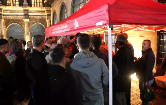 Diyarbakır Ulu Cami'de Kadir Gecesi Coşkusu