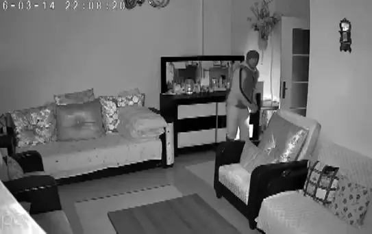 Hırsız, Ev Sahibinin Seslendirmesiyle Kaçtı