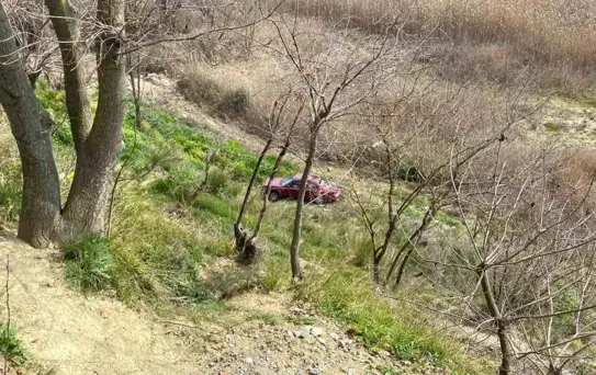 Kocaeli'de Otomobil Şarampole Yuvarlandı