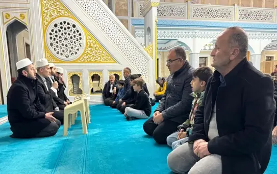 Hakkari'de Kadir Gecesi Dualarla İdrak Edildi