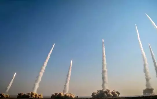 İran'dan Körfez'e yoğun saldırı: 7 komşuya 3 binden fazla füze fırlattı