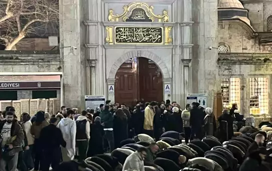 Kadir Gecesi'nde Eyüpsultan Camii'ne Yoğun İlgi