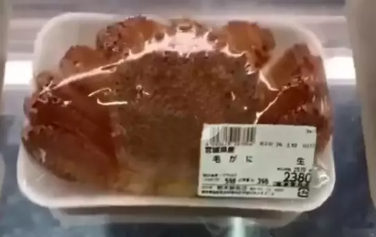 Satılmayı bekleyen yengecin kaçmaya çalıştığı anlar