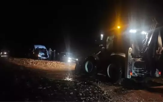 Heyelan Yol Kapatıp Araçları Mahsur Bıraktı