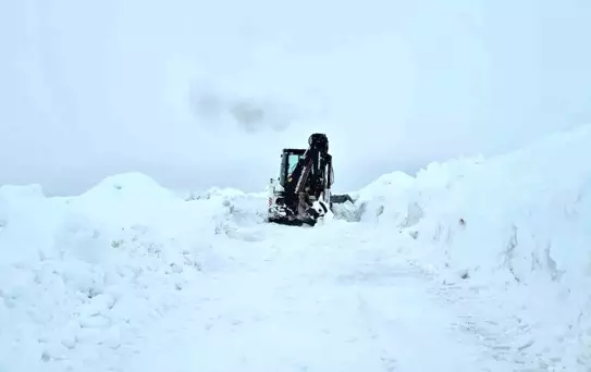 Süphan Dağı tırmanışına tipi ve kar engeli