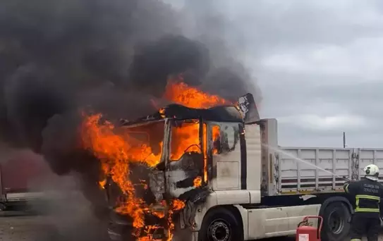 Tekirdağ'da Park Halindeki Tır Yandı
