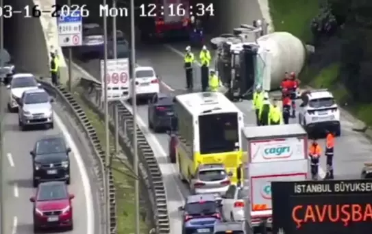 Beton Mikseri Devrildi, Otoyolda Uzun Kuyruklar Oluştu