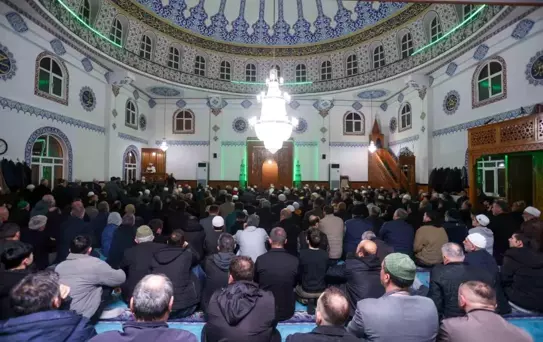 Canik'te binler Kadir Gecesi'nde ellerini semaya açtı