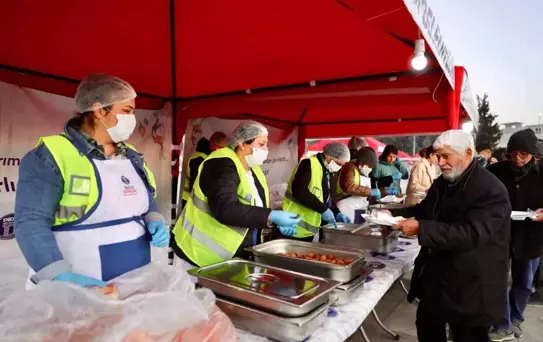 Didim'de vatandaşlar Cumhuriyet Kent Meydanı'nda kurulan iftar sofrasında buluştu
