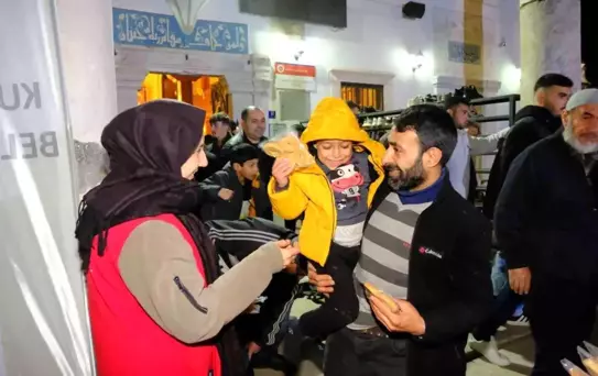 Kuyucak Belediyesi Kadir Gecesi'nde vatandaşları unutmadı