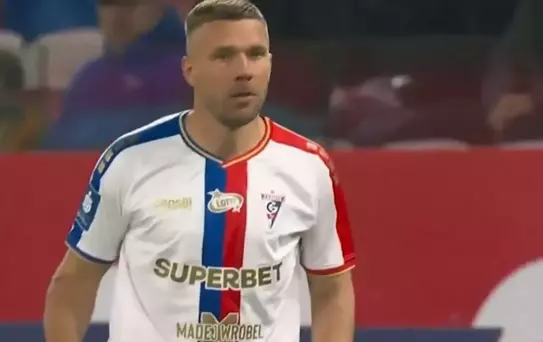 Maça girdi, 2 dakikada rakibini yumruklayıp çıktı