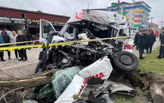 Ambulans-Kamyon Kazası: 1 Ölü, 3 Yaralı