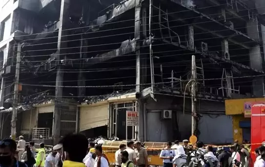 Hindistan'da çok katlı binada çıkan yangında 7 kişi öldü