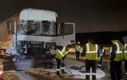 Kuzey Marmara Otoyolu'nda TIR Kazası: 2 Yaralı