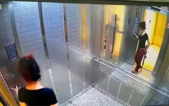 Pijamasını bile değiştirmedi! Eski sevgilisinin evini pompalıyla bastı