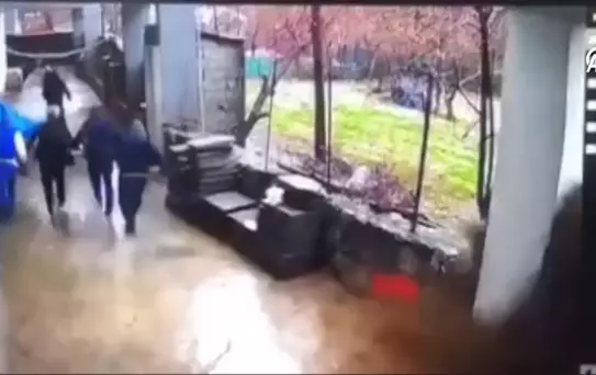 Şırnak'ta selden vatandaşların son anda kurtulmaları güvenlik kamerasınca kaydedildi