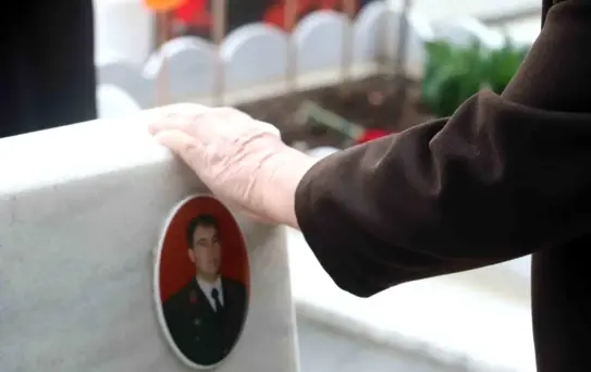 Arefe gününde Cebeci Askeri Şehitliği'ni ziyaret eden aileler şehitlerin kabirleri başında dua etti