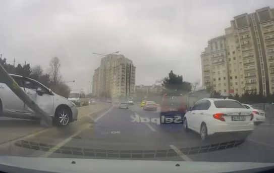 Ataşehir'de Kaza: Aydınlatma Direği Devrildi