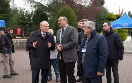 Bayram arifesinde şehir mezarlığında Kur'an tilaveti