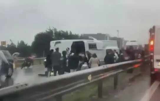 Büyükçekmece'de servis minibüsü devrildi: 1 ölü 9 yaralı