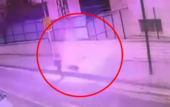 Elektrik direğinden kopan kabloya temas edince akıma kapıldı