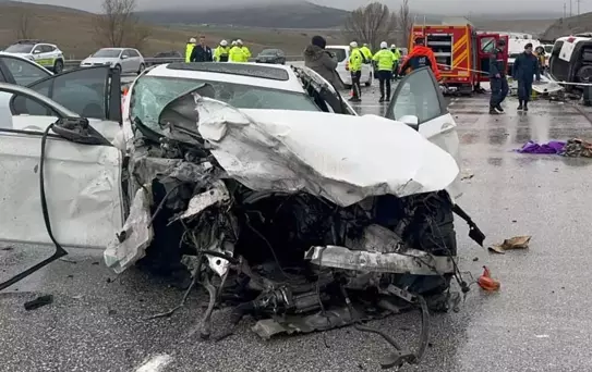 Otomobil, hafif ticari araca çarptı: Baba ve oğlu öldü, 4 yaralı