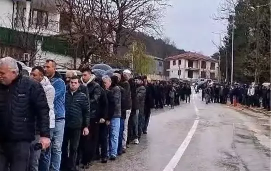 60 Yıllık Bayram geleneği: 1 kilometrelik bayramlaşma kuyruğu