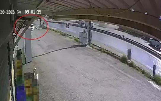 Akıl almaz kaza! Otomobil 3 iş yerlerinin içinden geçti