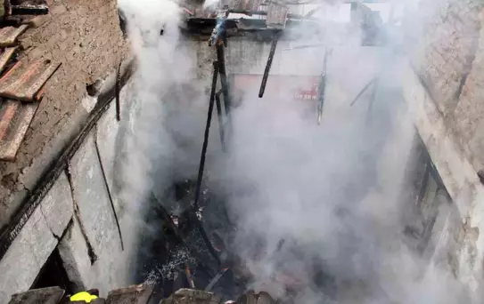 Alevler evi sardı, mahallede panik yaşandı