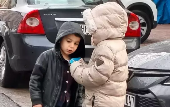 Bayram namazında çocuklara harçlık sürprizi