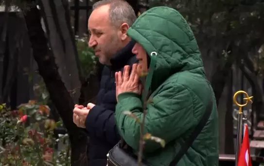 En acı bayram, Edirnekapı Şehitliği'nde gözyaşlarını tutamadı