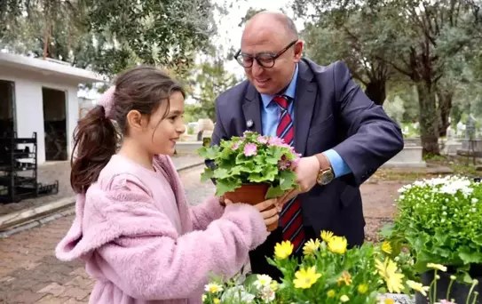 Erdemli'de kabir ziyaretine gelenlere çiçek dağıtıldı