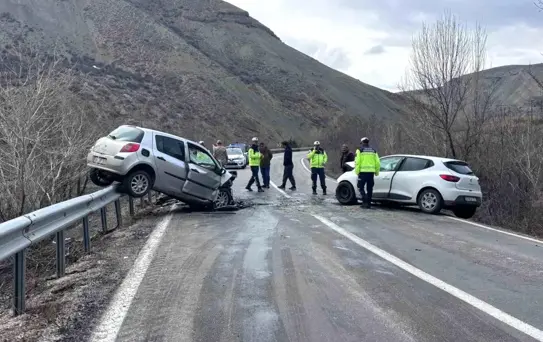 Erzincan'da Trafik Kazası: 4 Yaralı