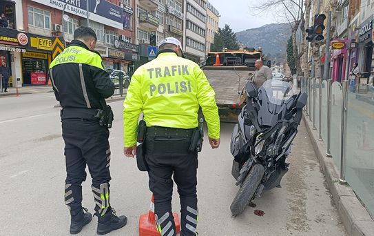 Amasya'da Motosiklet Kazası: Sürücü Yaralandı