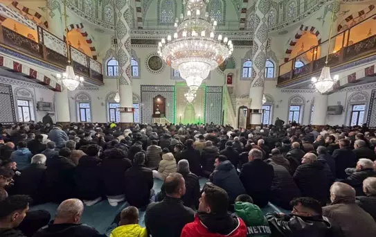 Niğde'de bayram namazı sonrası bayramlaşma