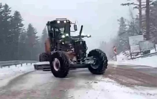 Uludağ'da bayramda kar sürprizi: Yollar beyaza büründü, ekipler seferber oldu