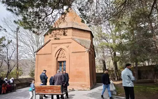 Ahlat'ta Abdurrahman Gazi Türbesi Bayramda Ziyaretçi Akınına Uğradı
