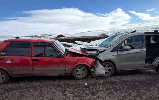 Ardahan'da Trafik Kazası: 2 Yaralı