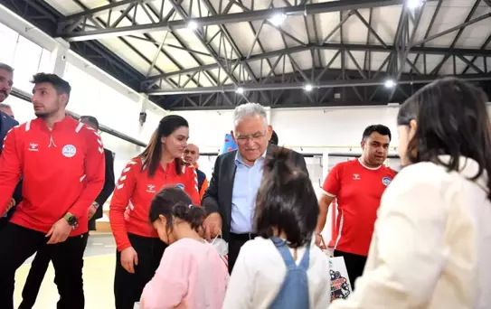 Başkan Büyükkılıç, Sevgi Evleri'nde düzenlenen bayramlaşmaya katıldı