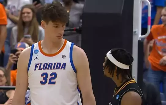 Boyu ayrı yaşı ayrı olay! 2.03'lük rakibi yanında cüce gibi kalıyor