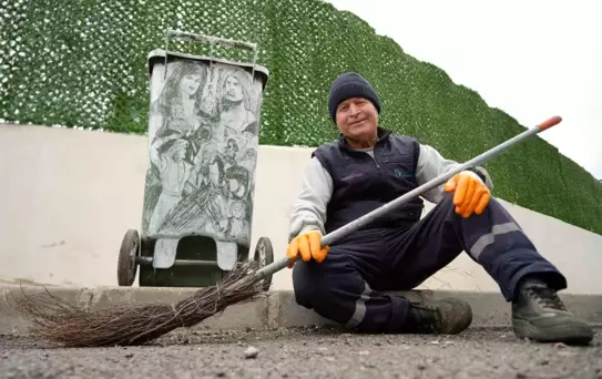 Çöpçüler Kralı'nda Kemal Sunal için mikrofon olan süpürge, onun elinde kaleme dönüştü