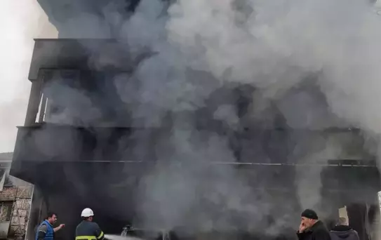 Düzce'de Garaj Yangını: 6 Araç Yandı