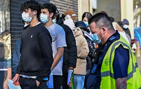 İngiltere'de korkutan salgın! Uzmanlar 'süper bulaşma' diyerek uyardı