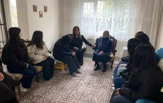 Çocuklardan Aysel Teyzeye Bayram Ziyareti