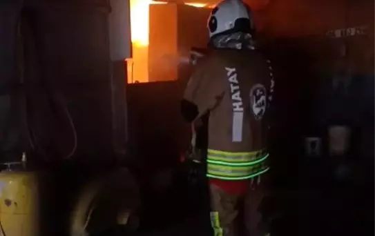 Reyhanlı'da iş yeri alevlere teslim oldu