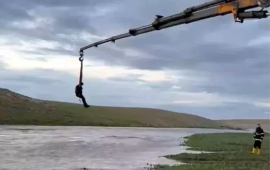 Ceylanpınar'da Traktörle Mahsur Kalan Sürücü Kurtarıldı